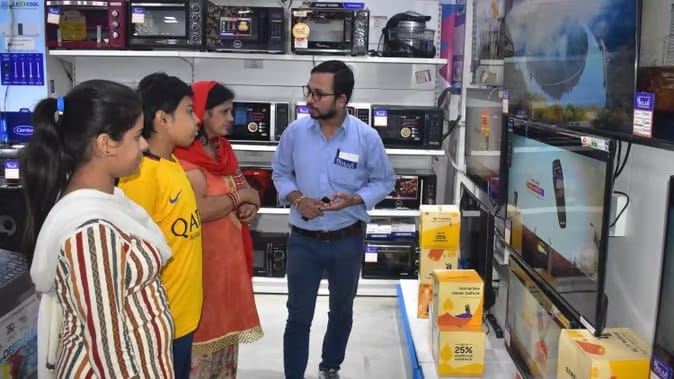 Cold increased the crowd of buyers in the markets of Kanpur