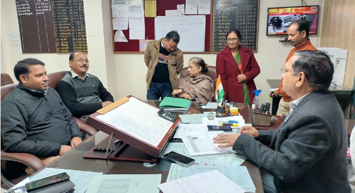 CMO reprimanded ACMO for being absent in Farrukhabad