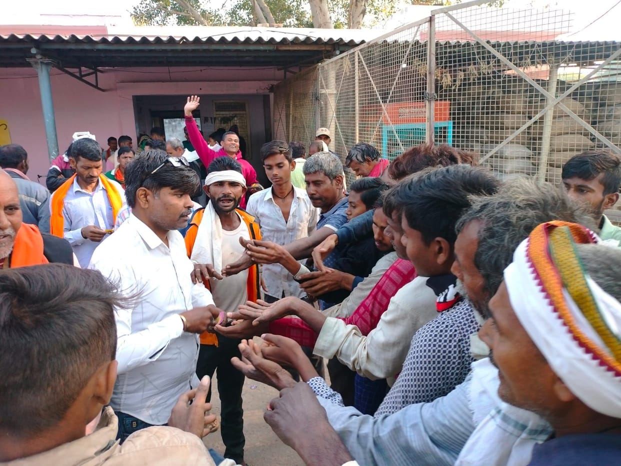 Banda: Urea crisis in Mandal after DAP
