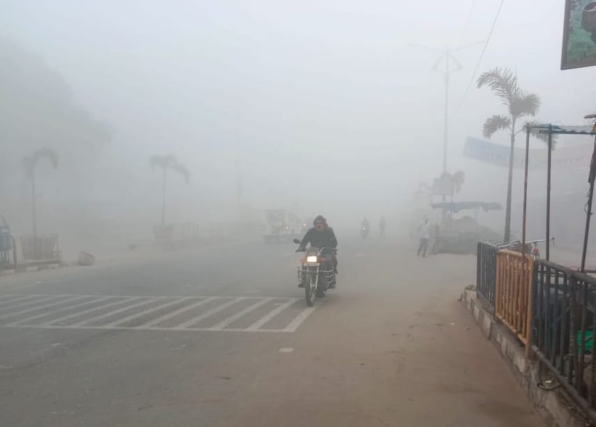 Fog stopped the speed of vehicles, trains arrived several hours late