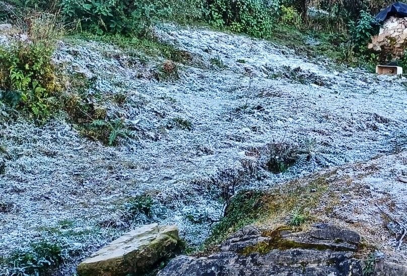Mercury fell from field to mountain, people shivering with cold