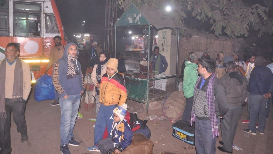 Passengers wandering on ISBT due to Roadways stopped night bus service in Agra
