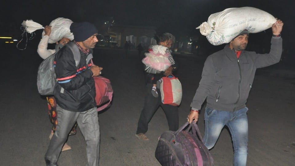 Passengers wandering on ISBT due to Roadways stopped night bus service in Agra