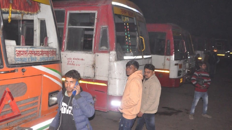 Passengers wandering on ISBT due to Roadways stopped night bus service in Agra