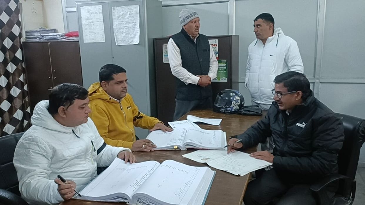 Revenue Patwar and Kanungo Association expressed anger by tying a black band