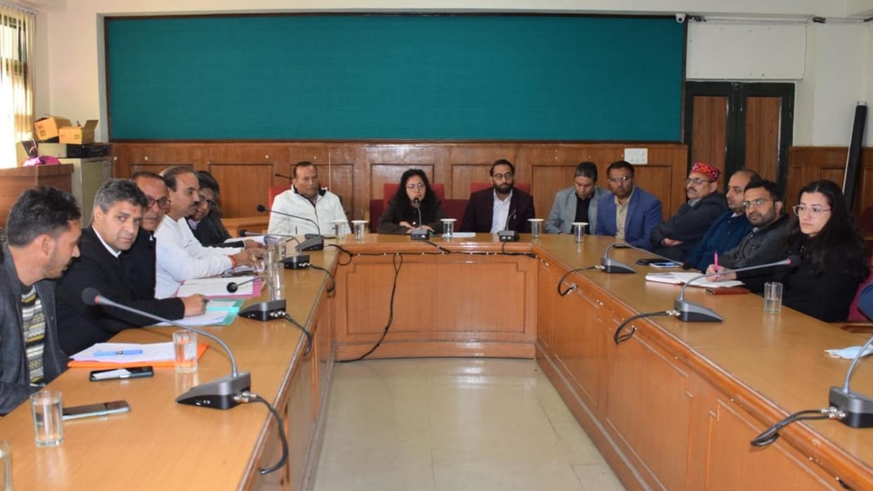 ambuja cement darlaghat plant crisis meeting between truck operator and adani cement management by SDM