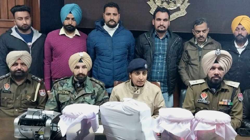 Three smugglers arrested with heroin and weapons in Firozpur of Punjab