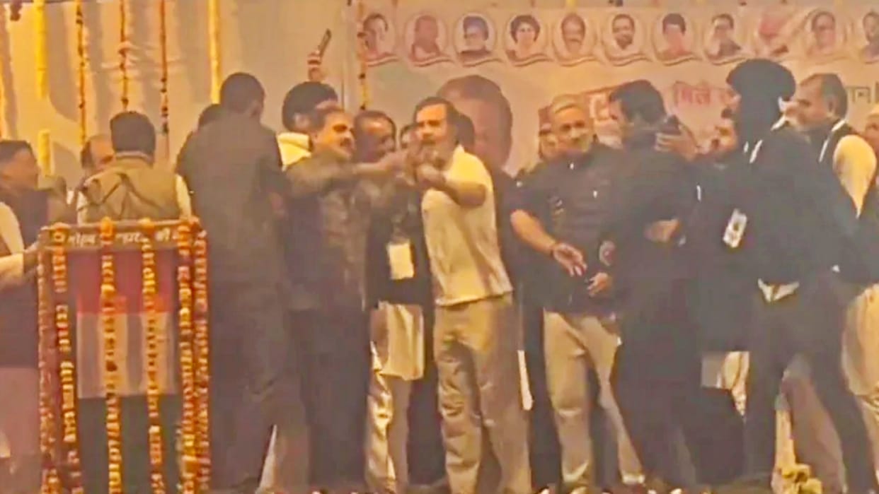 Congress rahul gandhi bharat jodo yatra selfie stage watch viral video bjp attacks