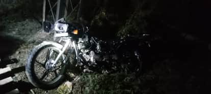 रोजा में अटसलिया रेलवे फाटक पर ट्रेन की चपेट में आने से क्षतिग्रस्त हुई बाइक