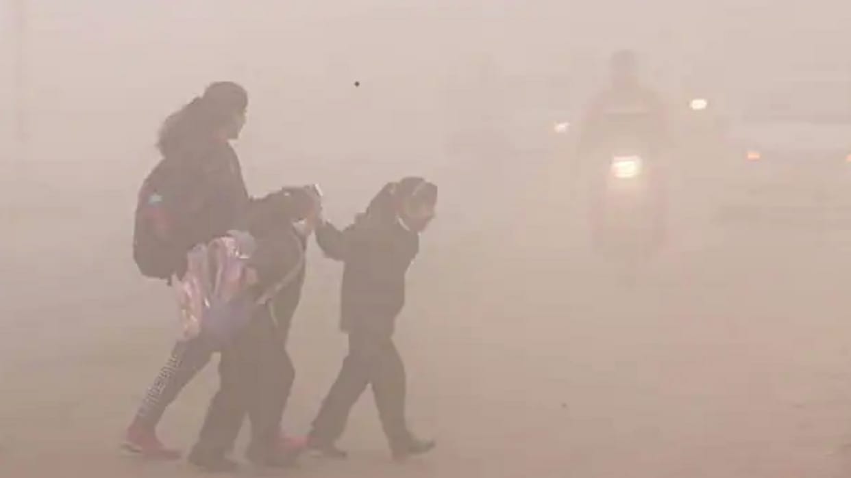 Rajasthan Weather Dense fog engulfs many areas of Rajasthan Visibility reduced