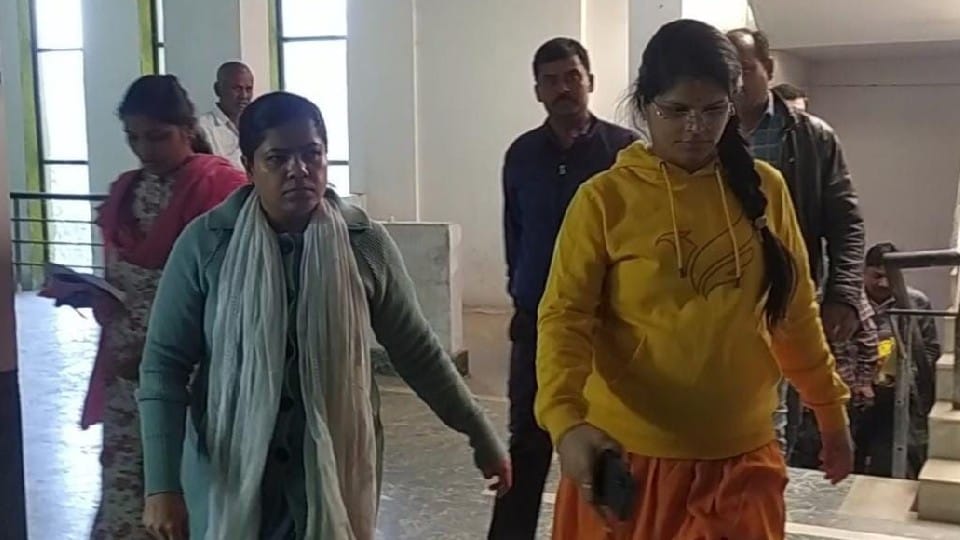 Rewa: Woman Janpad Panchayat CEO and Babu arrested for taking bribe, demanded bribe in lieu of salary payment