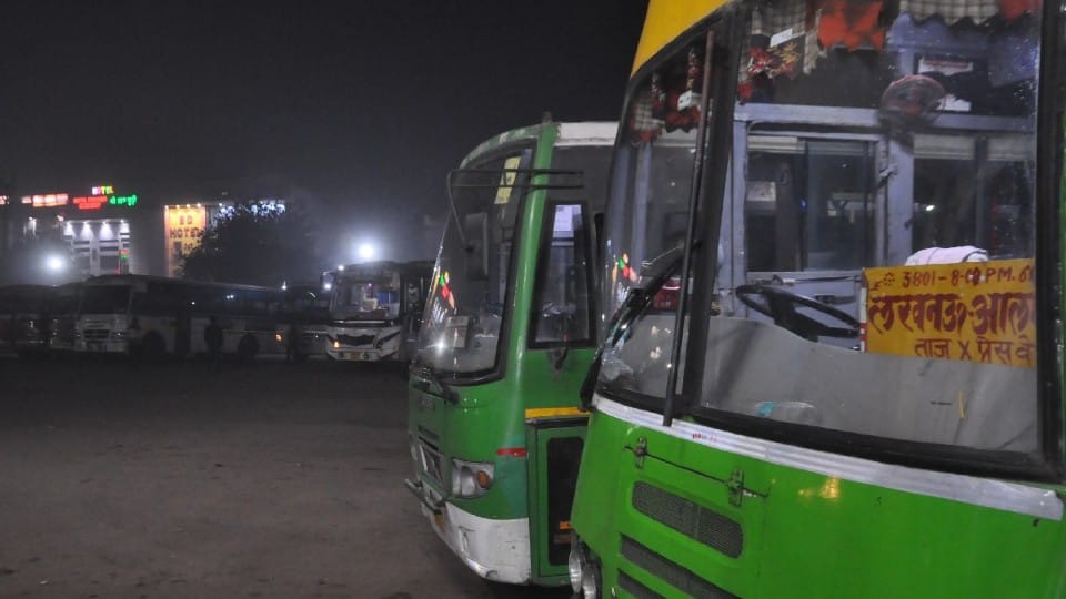 Passengers wandering on ISBT due to Roadways stopped night bus service in Agra
