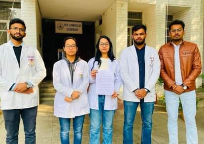 सीएम से मिलने के लिए सभी सरकारी मेडिकल कॉलेज के छात्रों ने सर्वसम्मति से कुलपति को सौंपा ज्ञापन द