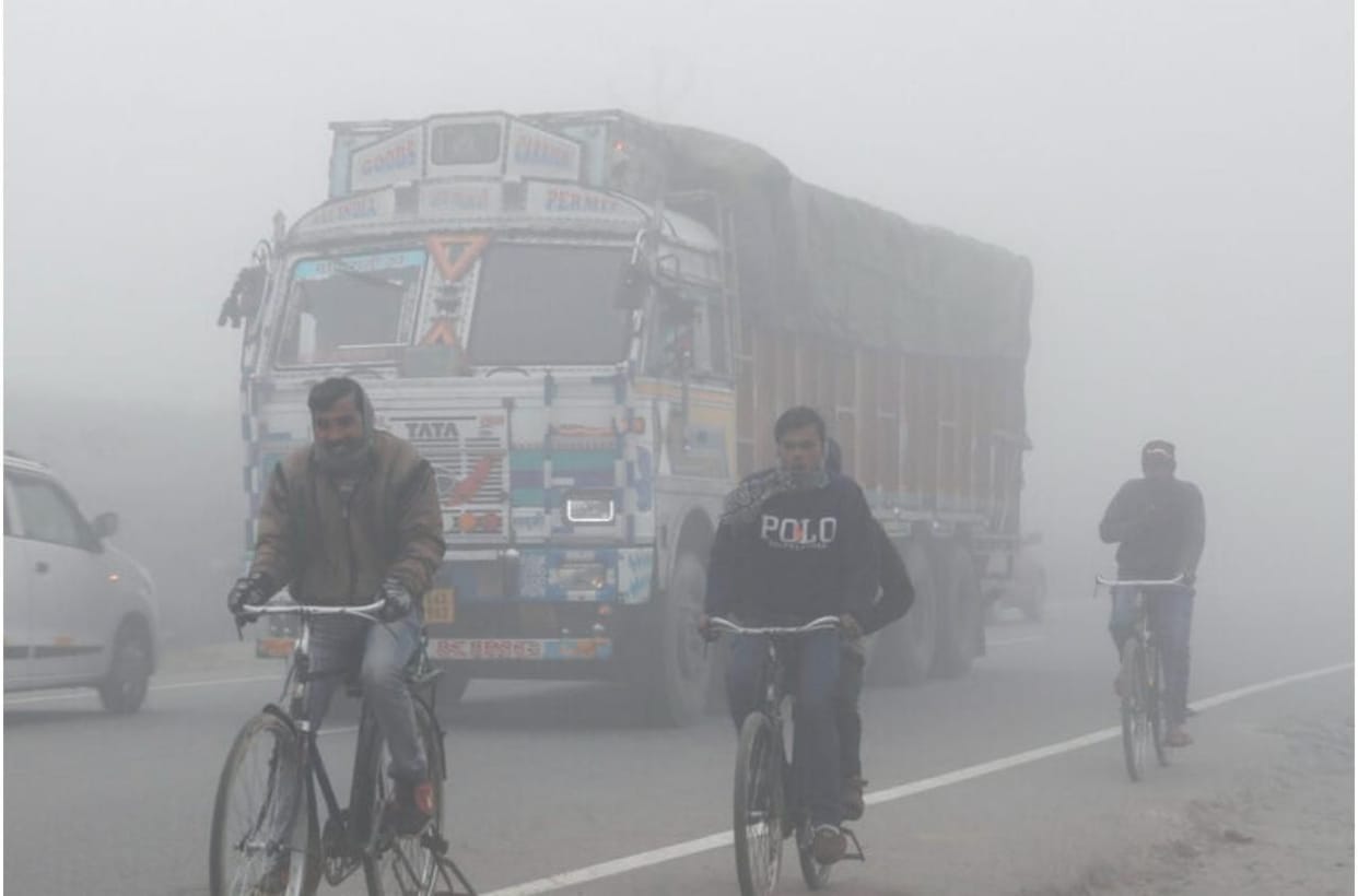 The speed of vehicles slowed down due to fog, visibility remained less than 10 meters
