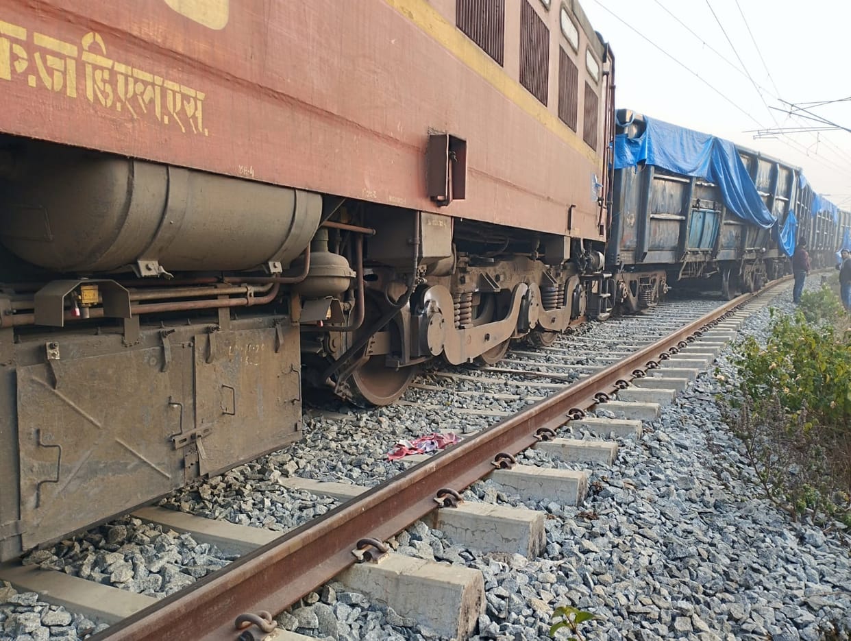 The bogies got separated due to breaking of the coupling