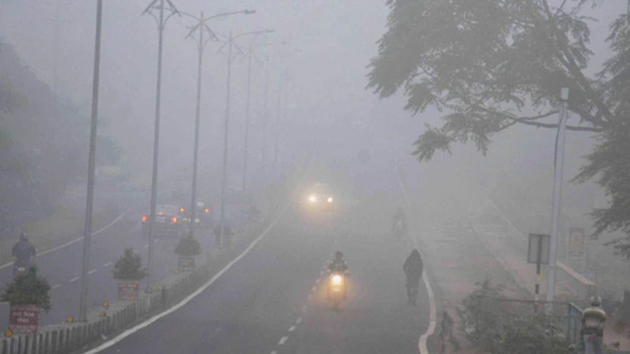 Weather Update of four days: Snow-frozen Ladakh-Srinagar, fog wreaks havoc in North India