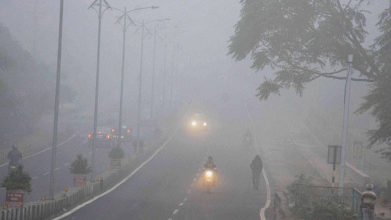 Weather Update of four days: Snow-frozen Ladakh-Srinagar, fog wreaks havoc in North India