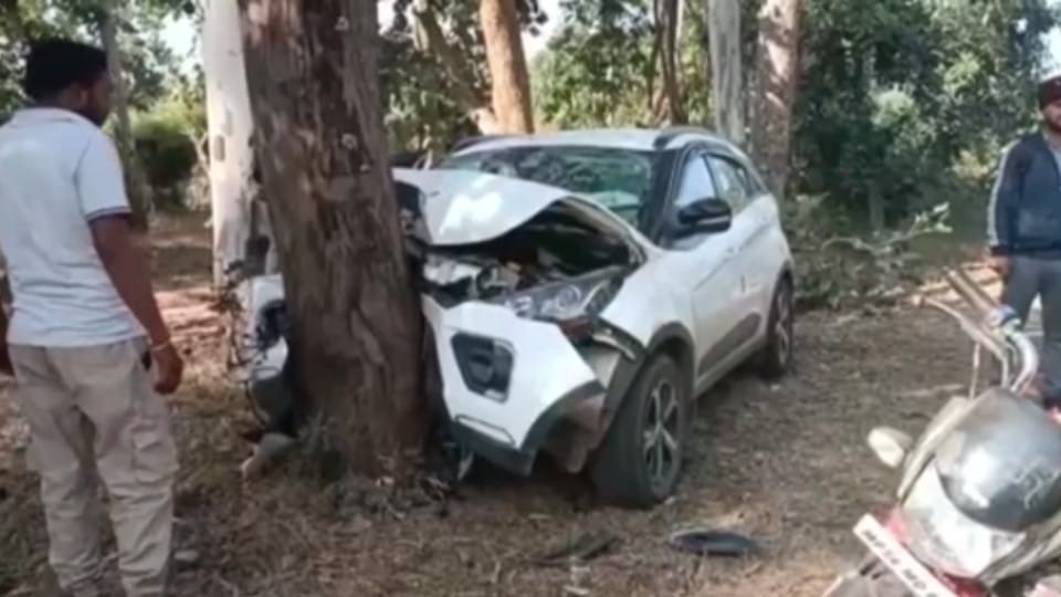 Umaria: Car collided with tree, five people seriously injured