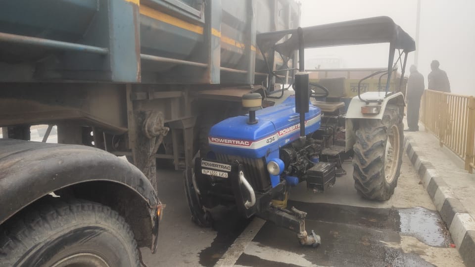 First accident in fog in Varanasi tractor collided with dumper two people seriously injured