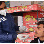 आईएसबीटी पर युवक का सैंपल लेते स्वास्थ्यकर्मी