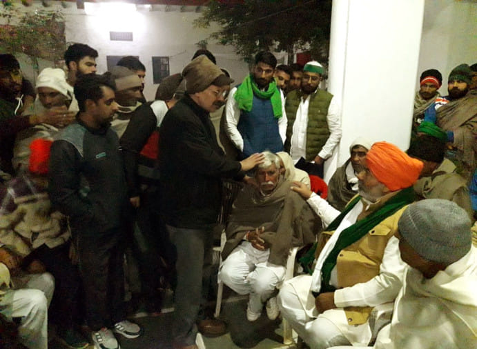 Baghpat Newsराकेश टिकैत ने फखरपुर में शौर्य के घर पह़ुंचकर परिजनों को