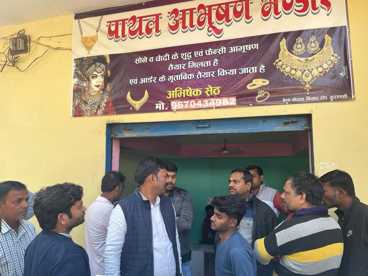 Varanasi loot: Thieves broke the shutter of jewelery shop and took away a cupboard full of money and jewellery