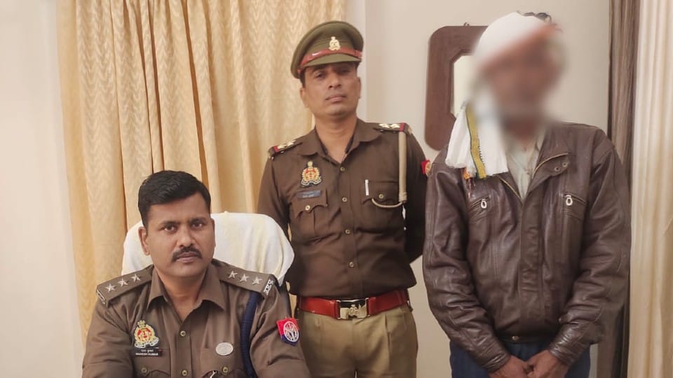 Husband and wife used to blackmail businessman by honey trap in Agra