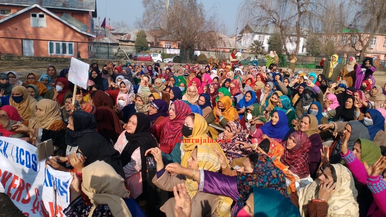 Anganwadi workers protest at Handwara Kupwara against HR policy