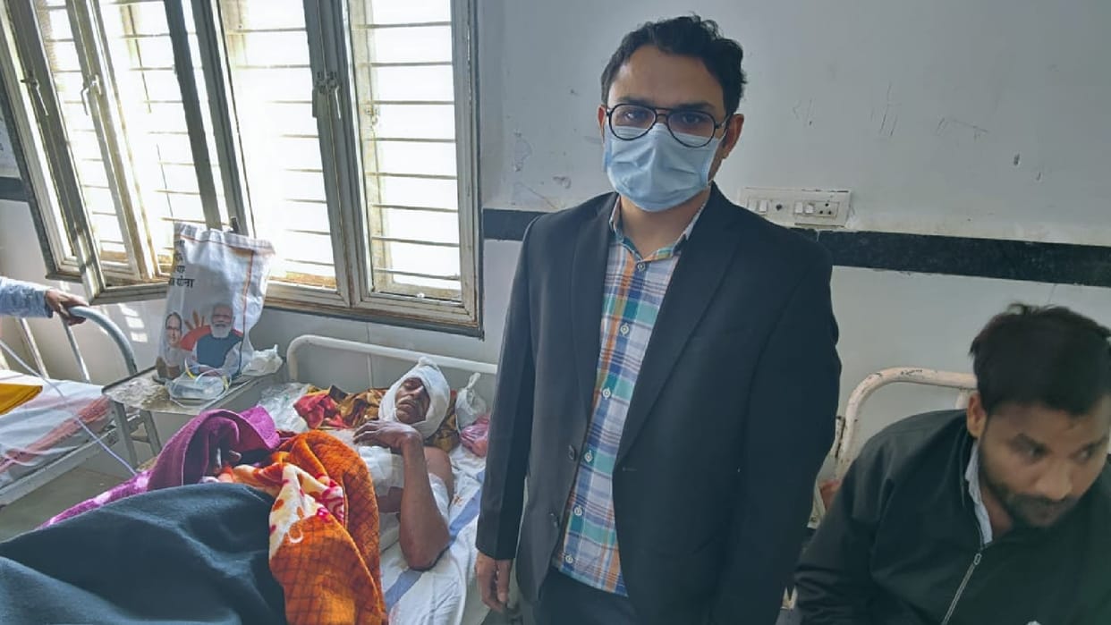 Bears attacked a farmer working in the field in Chhatarpur the villagers chased him away with sticks