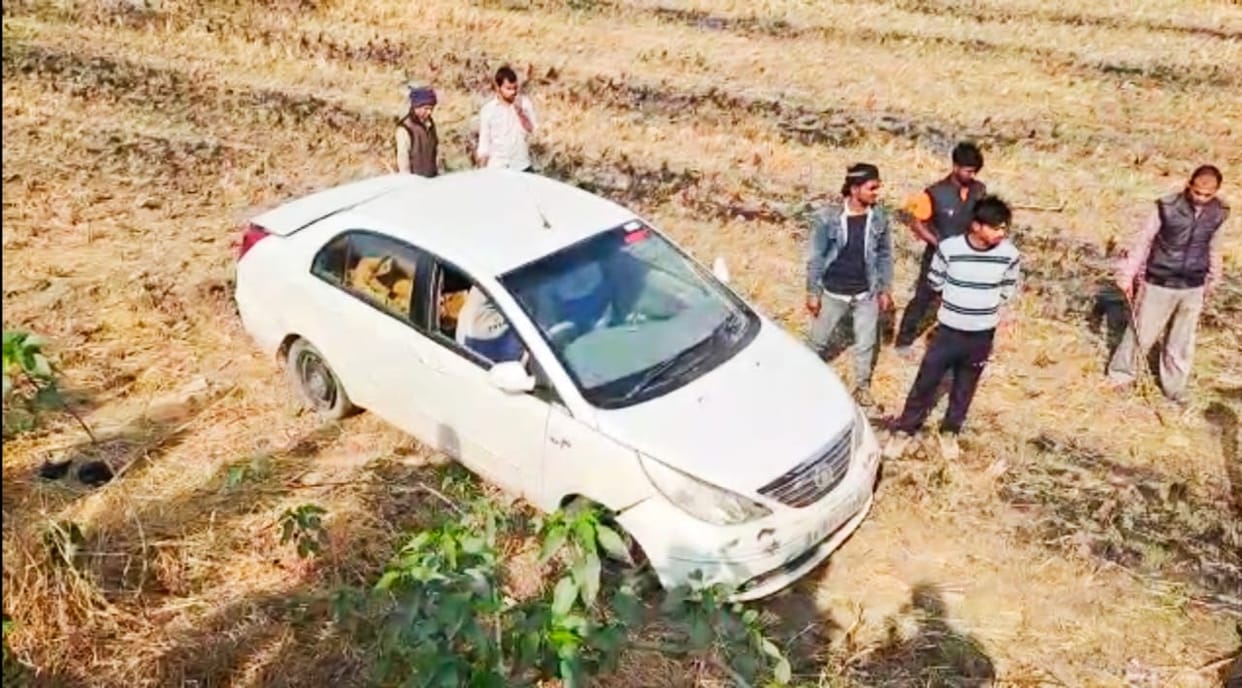BIHAR: Car with Army sticker overturned looted liquor, liquor recovered Siwan and Muzaffarpur