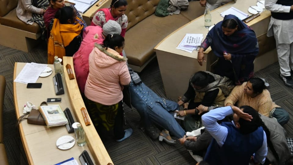 AAP and Congress councillor created Ruckus in Chandigarh Municipal Corporation House meeting