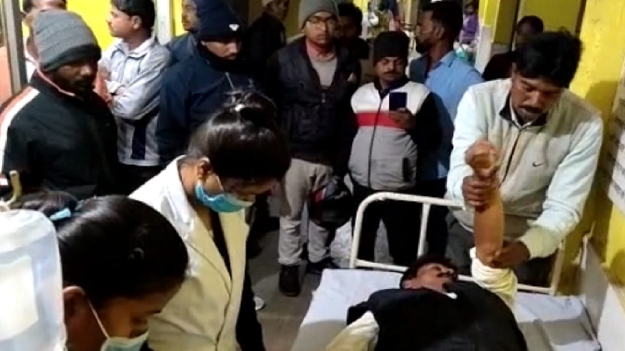 chhattisgarh bjp-congress parshad fight on road in kanker