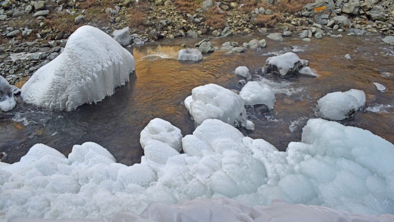Chille Kalan in Kashmir: Water source frozen natural scenery pleasing to tourists see photos