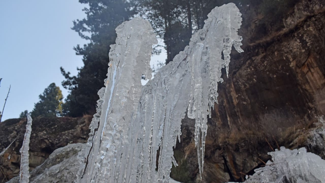 Chille Kalan in Kashmir: Water source frozen natural scenery pleasing to tourists see photos