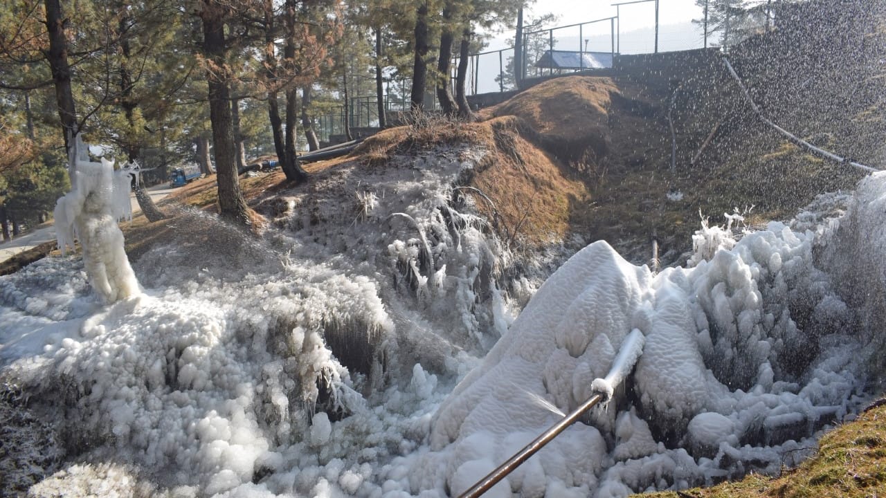 Chille Kalan in Kashmir: Water source frozen natural scenery pleasing to tourists see photos