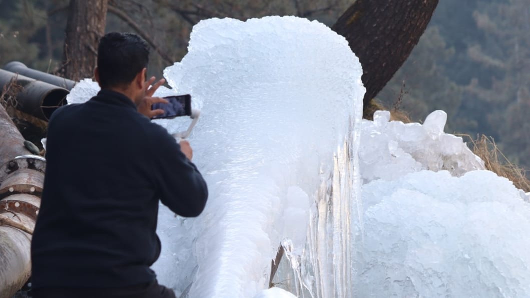 Chille Kalan in Kashmir: Water source frozen natural scenery pleasing to tourists see photos