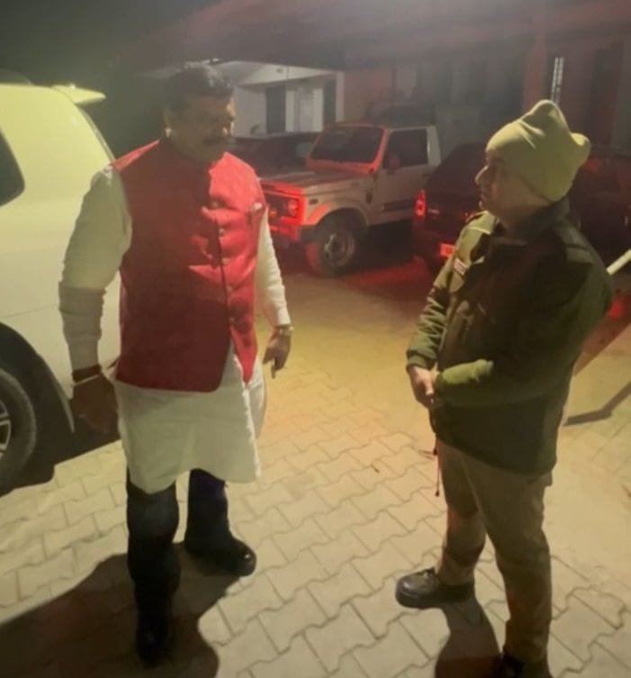 Police stopped former BJP MLA Champion son high voltage drama in police station Uttarakhand news in hindi