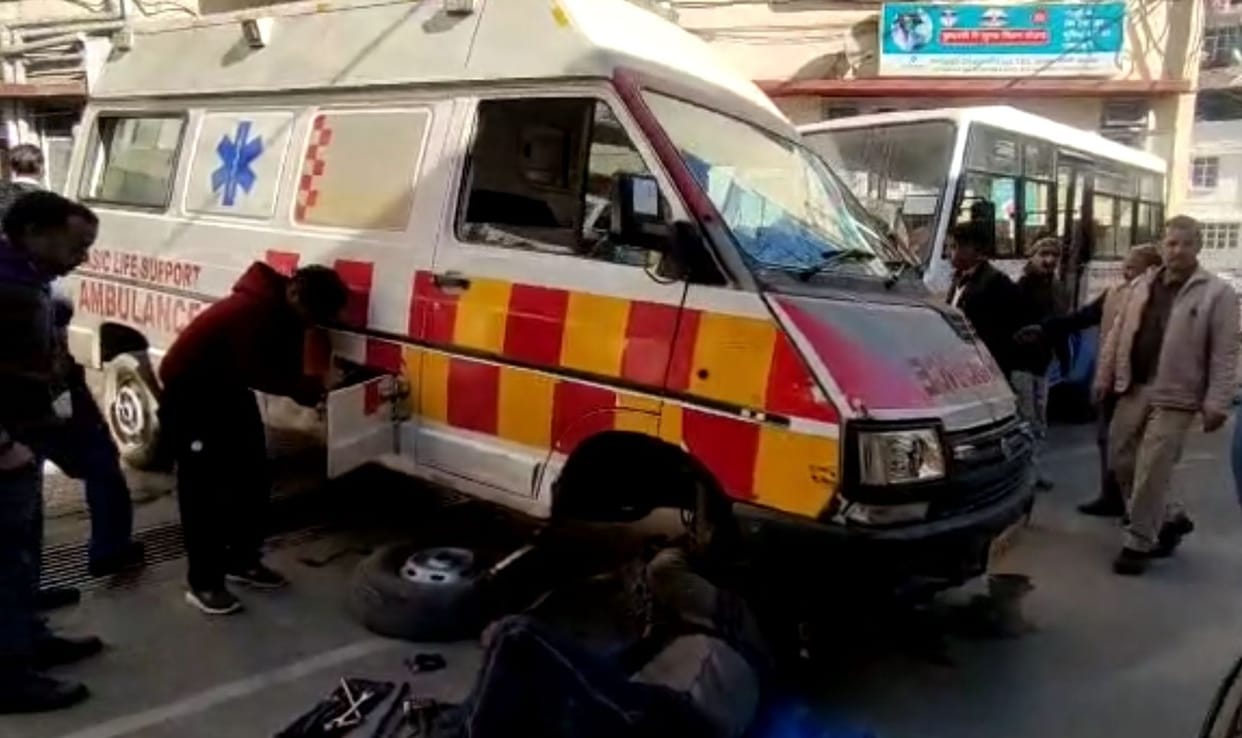 Tire of ambulance came out of emergency ward of Solan Hospital