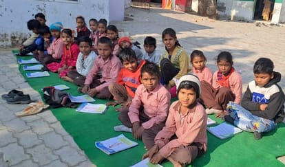गोंडा में मुजेहना के प्राथमिक विद्यालय धानेपुर में चटाई पर बैठकर पढ़ते बच्चे। -संवाद