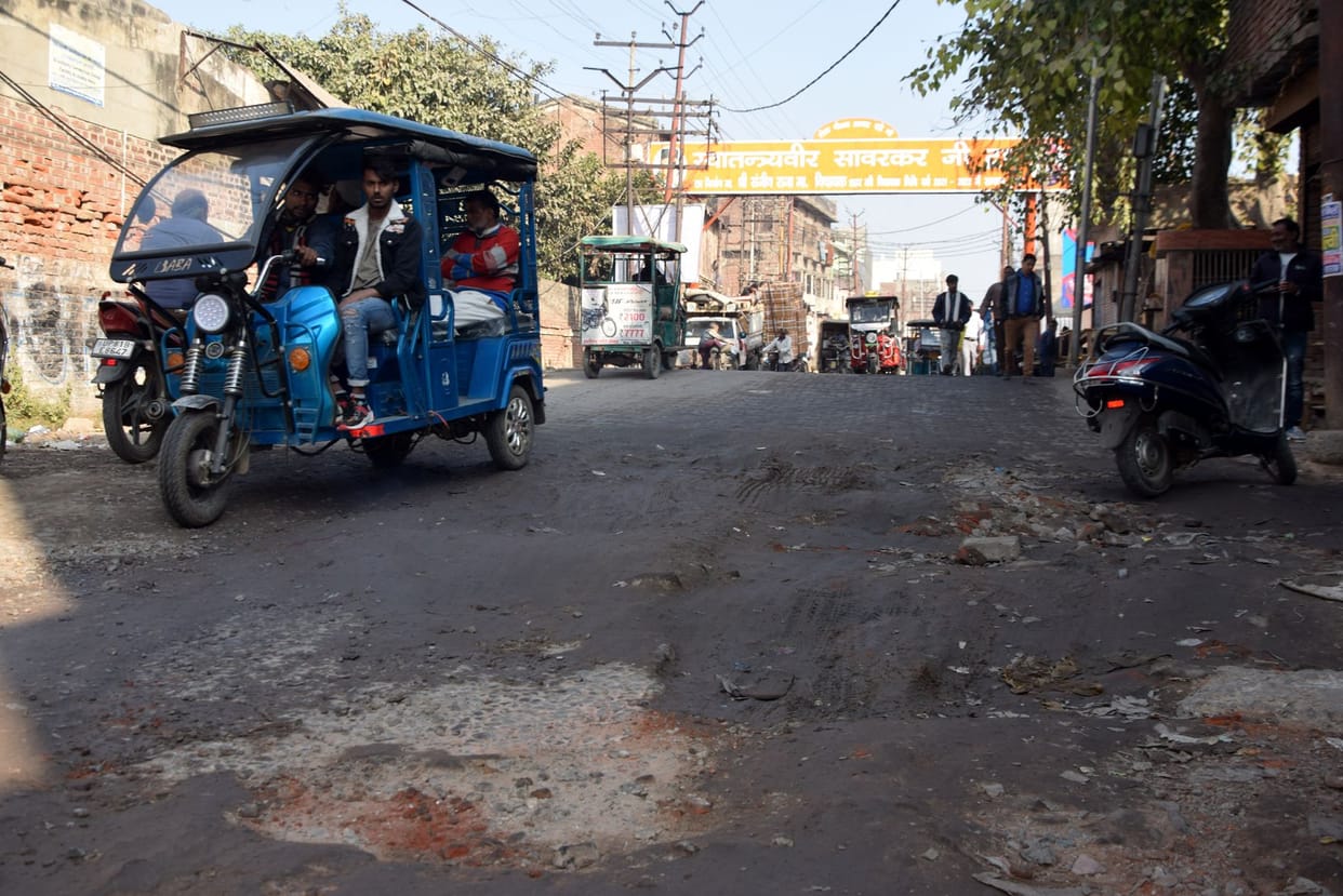 daughter born in e rickshaw in Aligarh