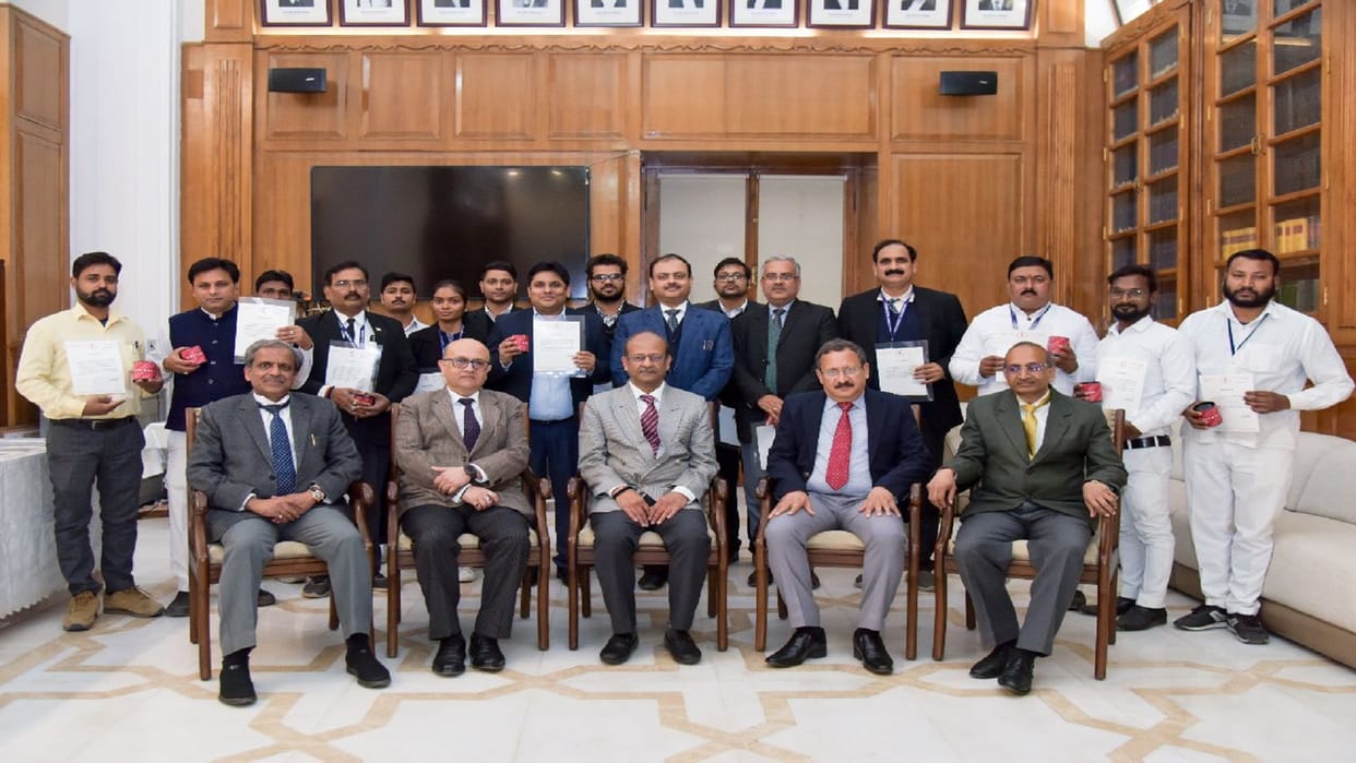High Court Administrative Committee honored the employees doing excellent work