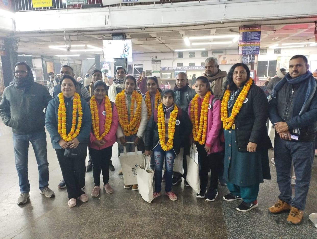 Grand welcome to girl students who returned from ISRO: Took information about missile preparation and launch