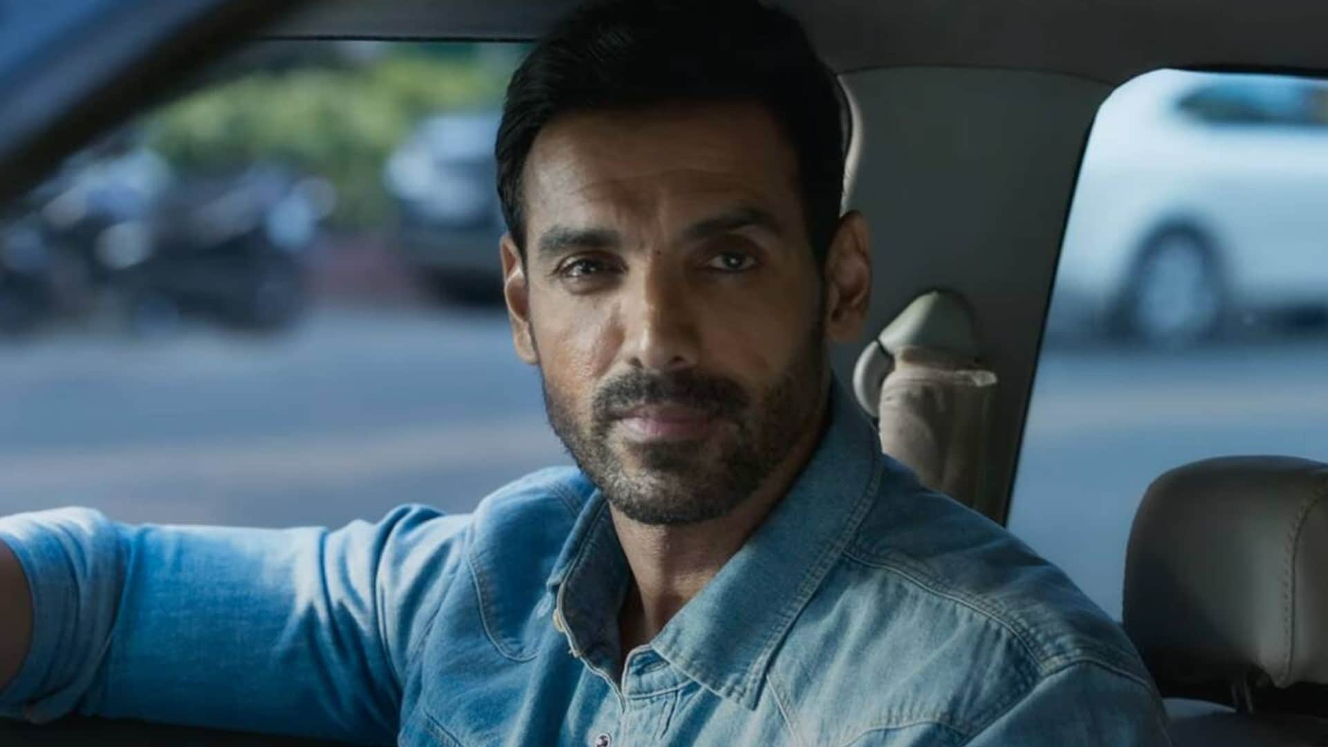 bollywood celebs fight on public place with fans priyanka chopra john abraham malaika arora salman khan