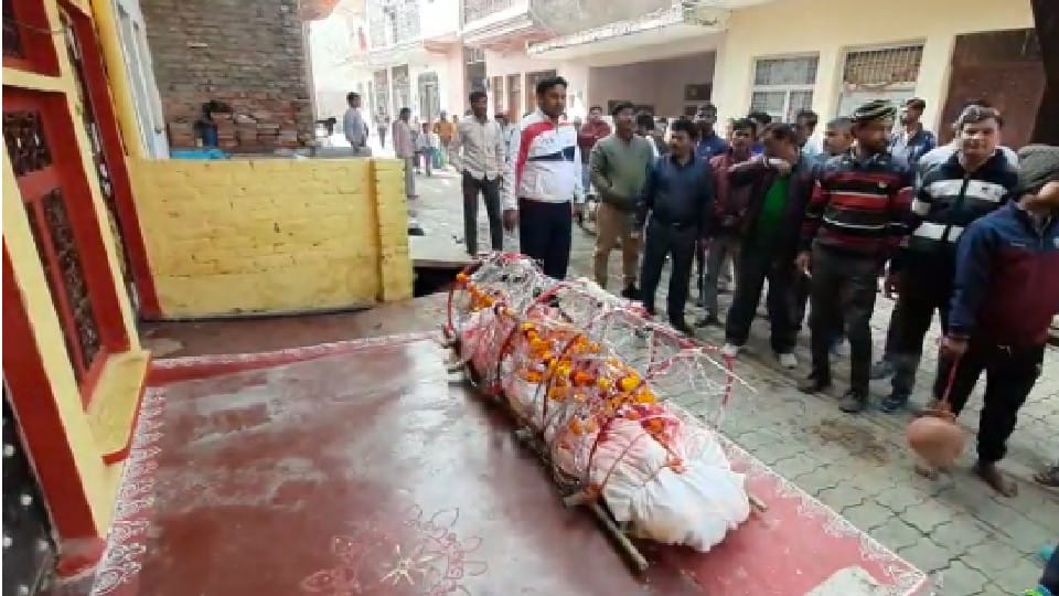 मुरैना में विरोध में ठग के घर के सामने अर्थी रखकर प्रदर्शन किया।
