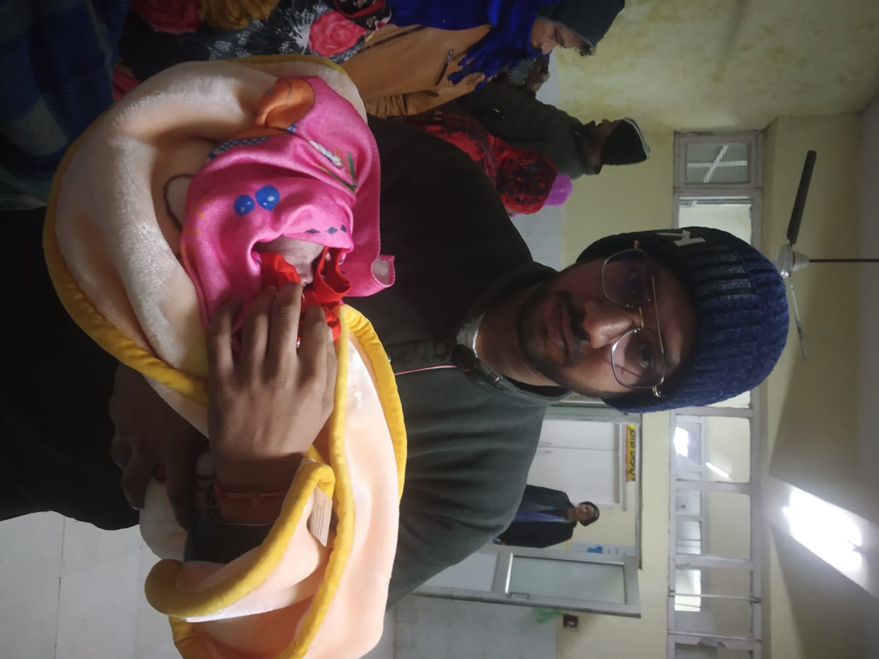 Health: Two women gave birth to children on the floor outside the civil hospital