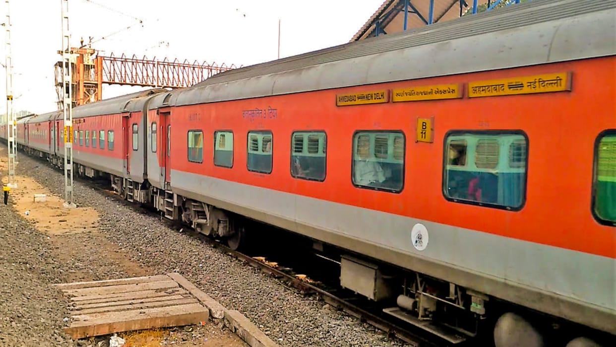 Railways permanently increase coaches in four pairs of rail services tickets will be confirmed easily