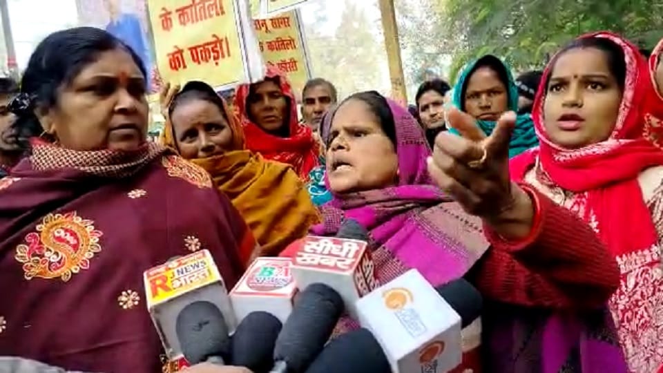 Bareilly News crowd surrounded the collectorate demanding the death penalty for Sonu's killers