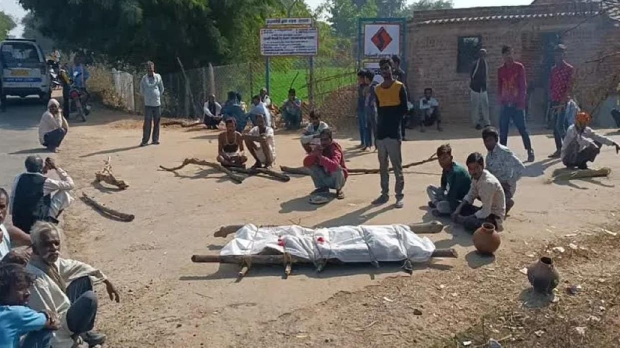 the bullies prevented the last rites, the bier had to wait for five hours In Chhatarpur