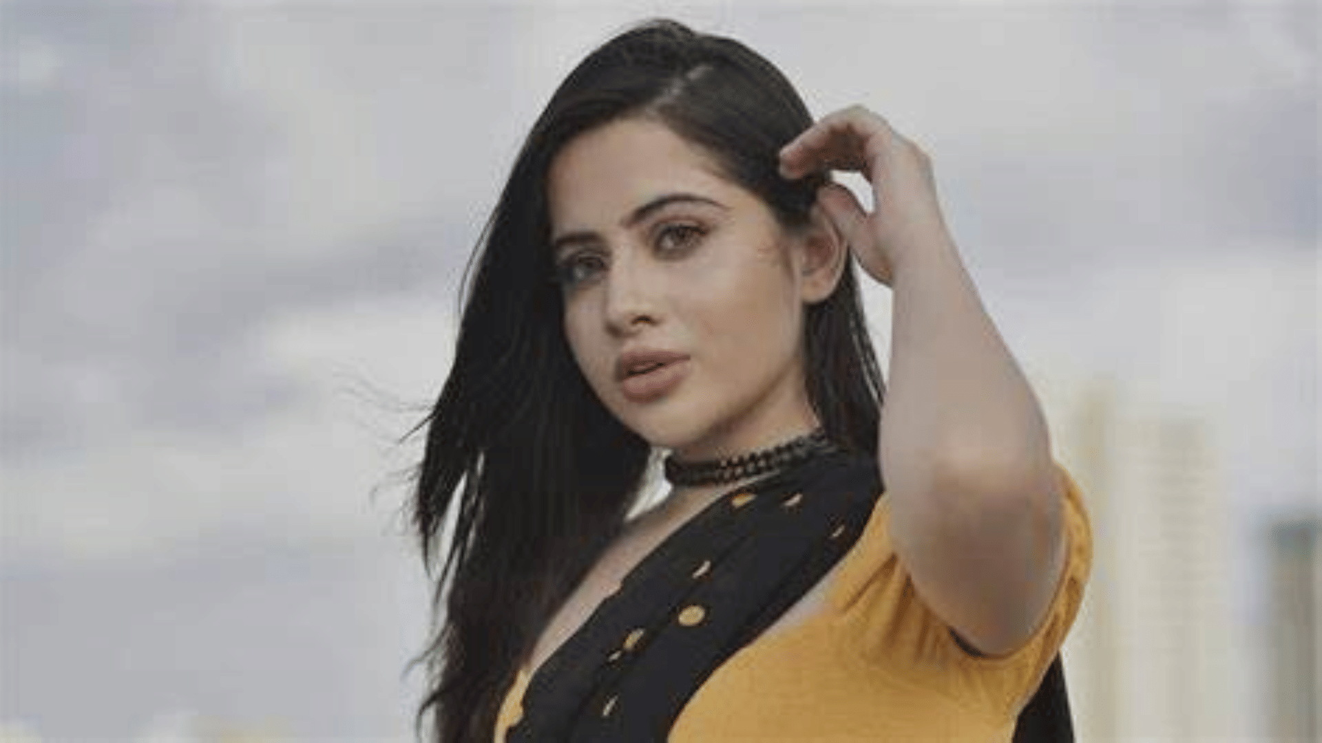Urfi Javed clarifies that police did not arrive to stop the shooting in dubai for her clothes