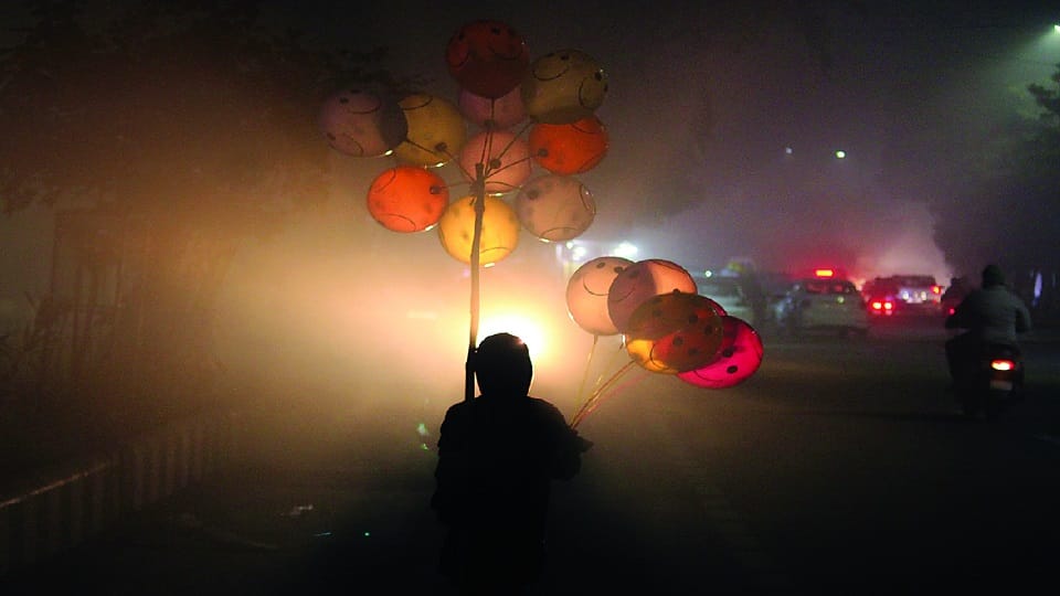 Weather Update varanasi in grip of cold wave people yearn for sunshine on  first day of new year
